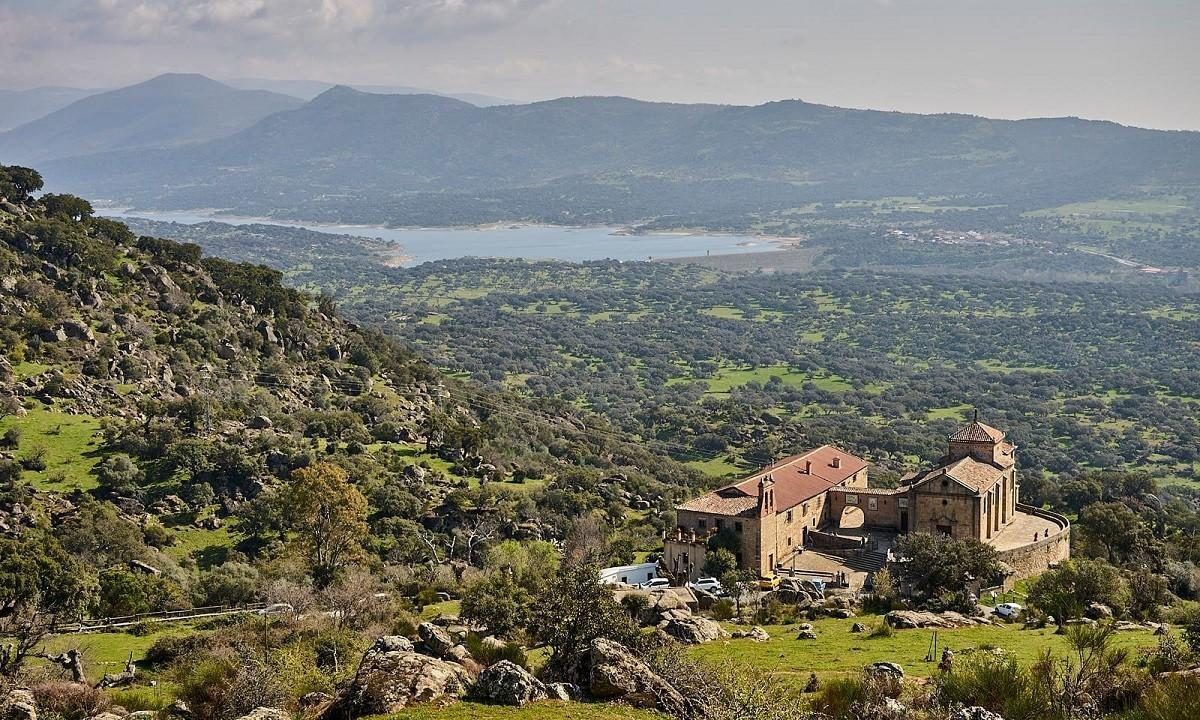 monte-de-valcorchero-la-ermita-de-la-virgen-del-puerto-y-el-embalse-del-jerte-plasencia-caceres-96604-xl