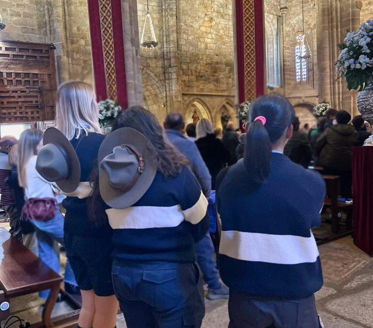 Las rovers, ante la Virgen de la Montaña