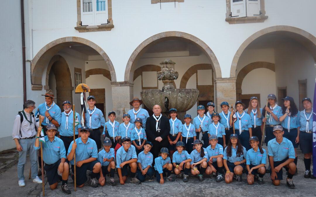 Día 12: El arzobispo de Santiago de Compostela bendice a los Scouts cacereños