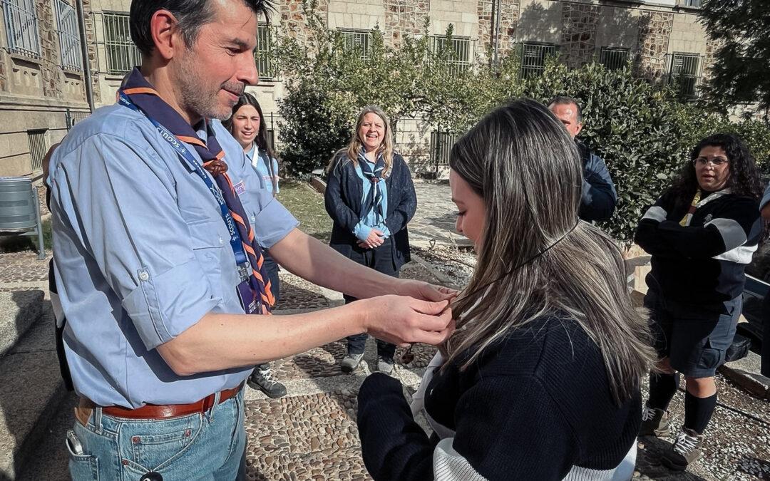 La Scouter Rocío Mendo (Akela), investida tercera madera