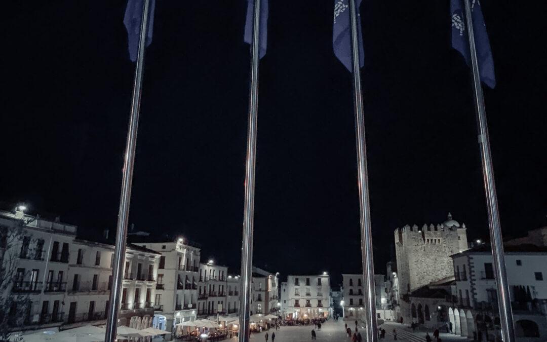 La bandera scout ya ondea en la plaza mayor de Cáceres