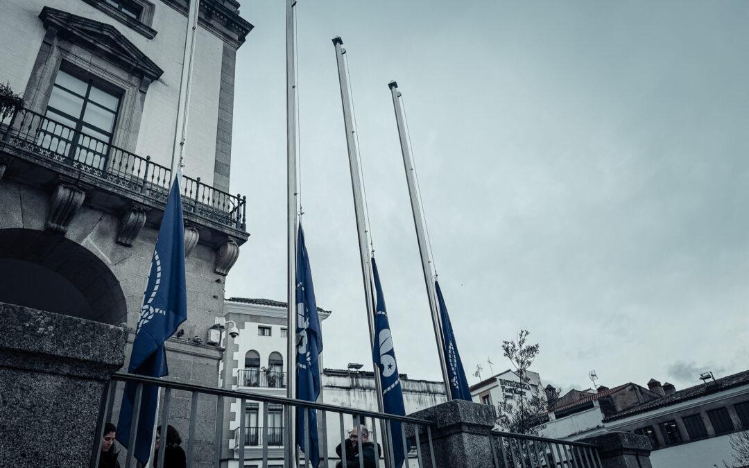 Arriada de la bandera Scout en la Plaza Mayor de Cáceres