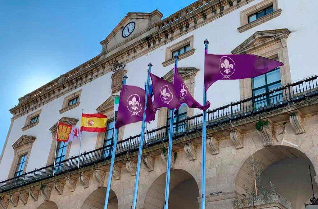 Acto de izada de la bandera scout en el Ayuntamiento de Cáceres